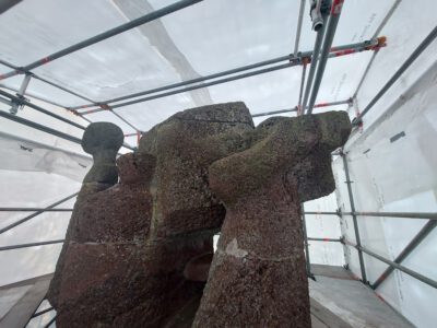 2022  - Het Monument is rondom voorzien van een steiger met een krimpkap om de restauratie goed uit te kunnen voeren.